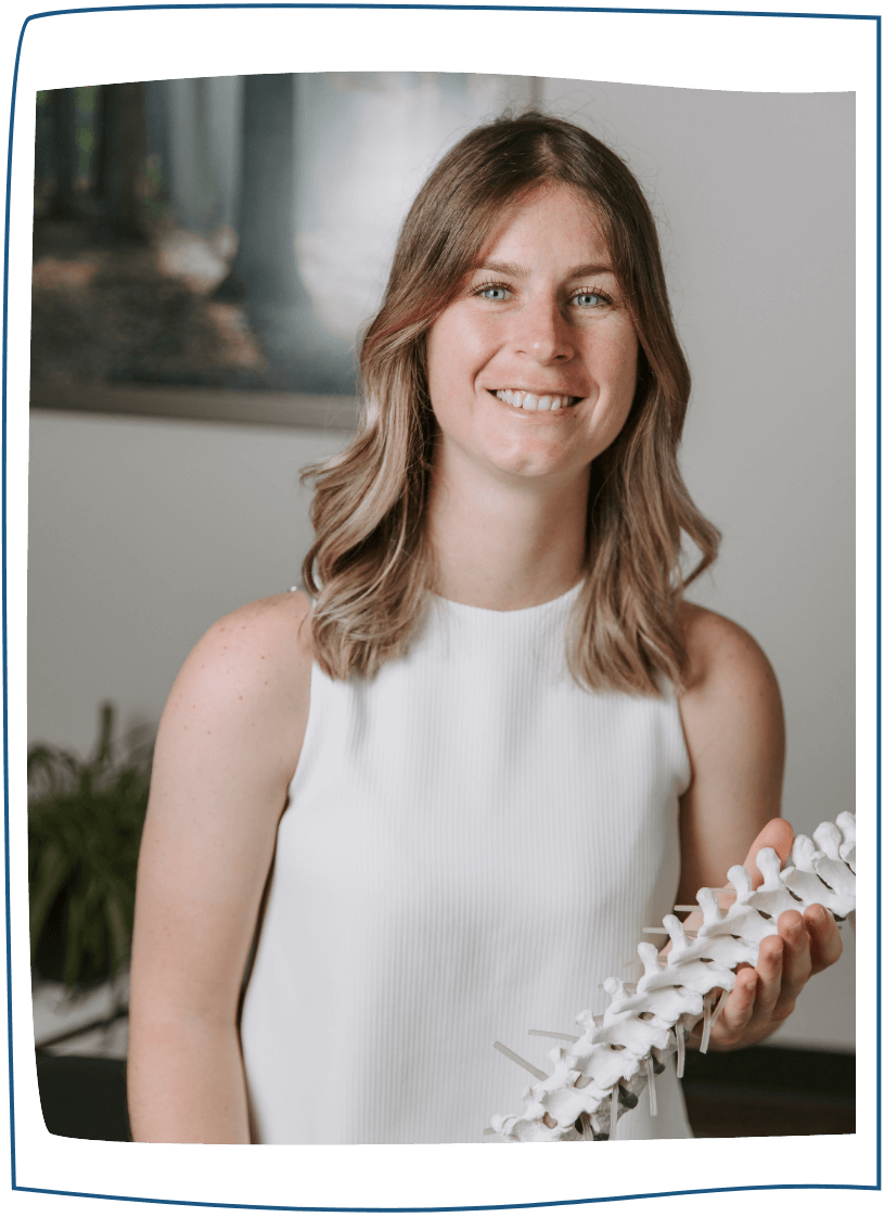 Alexandra Gratton Chiropraticienne tenant un modèle de colonne vertébrale